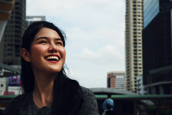 美しいアジアのスポーツ女性は屋外で笑顔の肖像画 — ストック写真