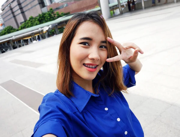 美しい女性を取る写真 Selfie と都市の旅 — ストック写真