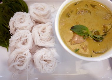 Pirinç erişte ve sofra.