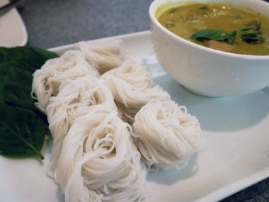 Pirinç erişte ve sofra.