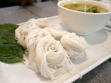 Pirinç erişte ve sofra.