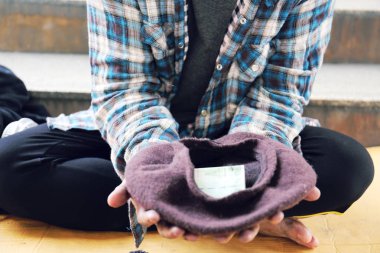 Başkentte street yürüyüş üzerinde evsiz adamın elini yukarıya kapatmak.