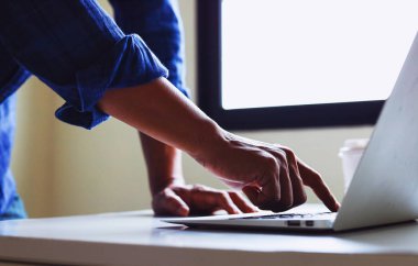 Yakın çekim işadamları dizüstü bilgisayarve yaratıcı iş evde masada eller.