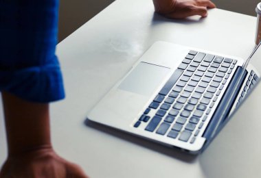 Yakın çekim işadamları dizüstü bilgisayarve yaratıcı iş evde masada eller.