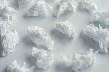 Beyaz arka planda çok fazla doku israfı.