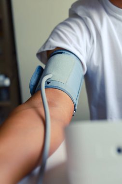 Yakın çekim adam odada kendiniz tarafından basınç ölçmek.