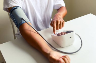 Yakın çekim adam odada kendiniz tarafından basınç ölçmek.