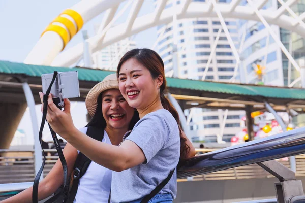 Close Beautiful Woman Selfie Photo Smile Portrait Traveling City — Stock Photo, Image