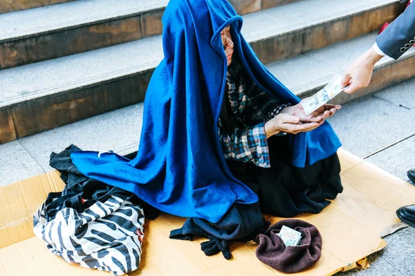 Närbild Hemlösa Man Porträtt Och Sitter Walking Street — Stockfoto