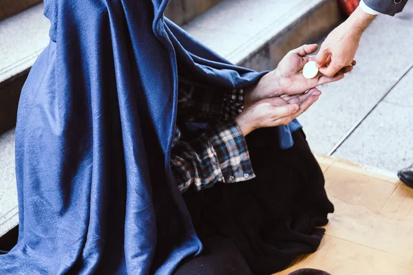 Yakın Çekim Evsiz Adam Portre Yürüyüş Sokakta Oturan — Stok fotoğraf