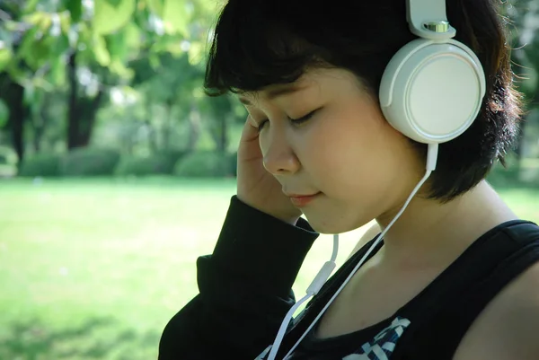 Belle Femme Sportive Sourire Portrait Écouter Musique Dans Parc Public — Photo