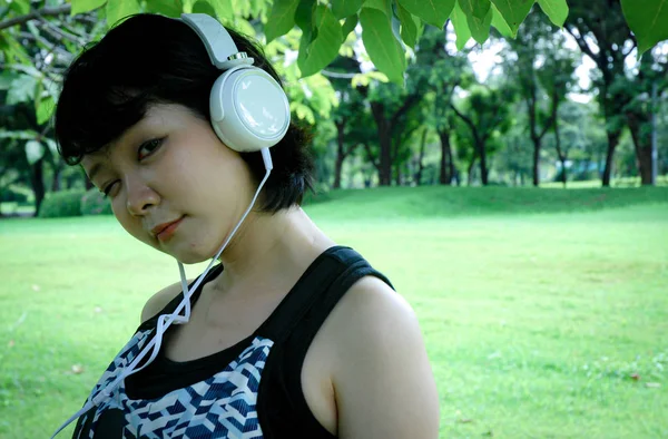 Krásná Sportovní Žena Usmívá Portrét Poslouchá Hudbu Veřejném Parku — Stock fotografie