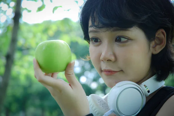 Hermosa Mujer Del Deporte Asia Sosteniendo Manzanas Verdes Caminando Parque — Foto de Stock