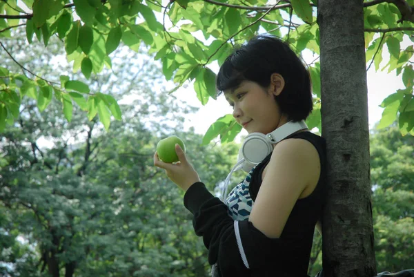 Hermosa Mujer Del Deporte Asia Sosteniendo Manzanas Verdes Caminando Parque — Foto de Stock