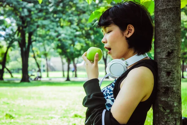 Hermosa Mujer Del Deporte Asia Sosteniendo Manzanas Verdes Caminando Parque — Foto de Stock