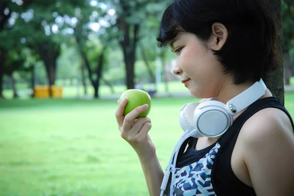 사과를 공원에서 아름다운 아시아 스포츠 — 스톡 사진