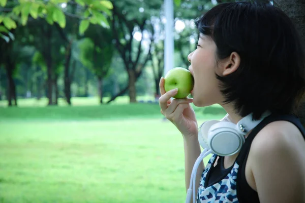 Hermosa Mujer Del Deporte Asia Sosteniendo Manzanas Verdes Caminando Parque — Foto de Stock