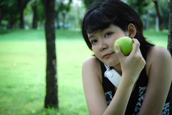 Beautiful Asia Sport Woman Holding Green Apples Walking Public Park — Stock Photo, Image