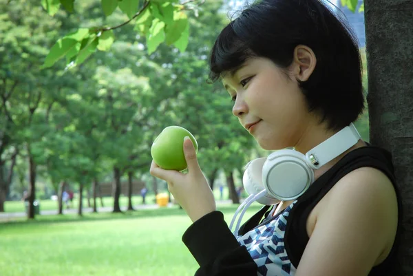 Hermosa Mujer Del Deporte Asia Sosteniendo Manzanas Verdes Caminando Parque — Foto de Stock