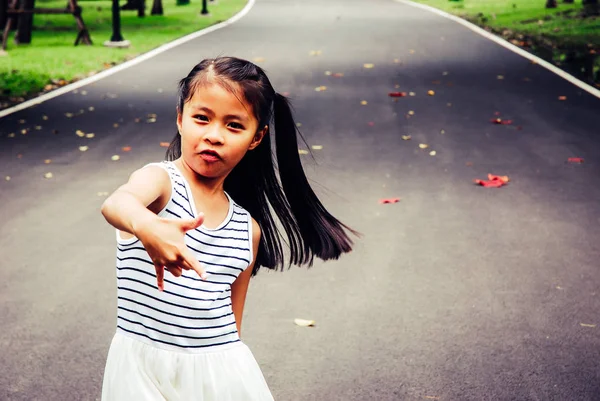 Красива Дівчина Азії Гуляє Громадському Парку Вихідні — стокове фото