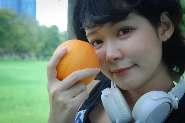 Hermosa Mujer Deporte Celebración Frutas Naranja Para Concepto Comida Saludable — Foto de Stock