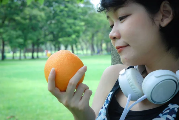 Hermosa Mujer Deporte Celebración Frutas Naranja Para Concepto Comida Saludable — Foto de Stock