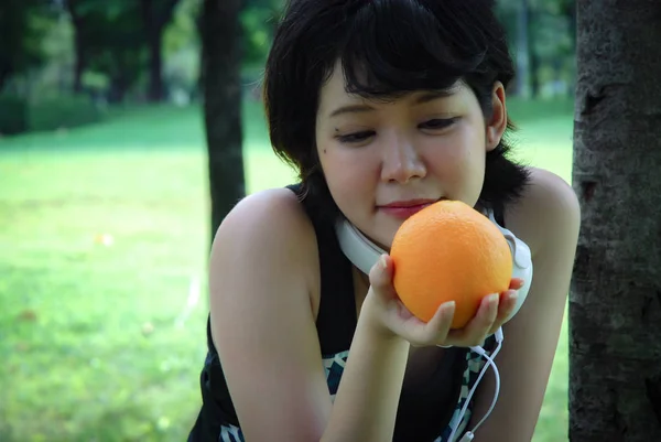 Bonita Mulher Esporte Segurando Frutas Laranja Para Conceito Comida Saudável — Fotografia de Stock