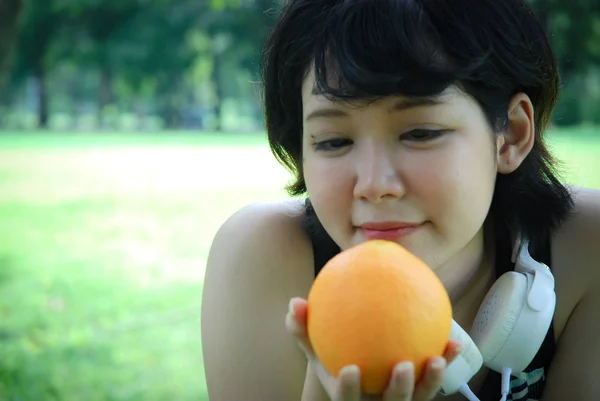 Hermosa Mujer Deporte Celebración Frutas Naranja Para Concepto Comida Saludable — Foto de Stock