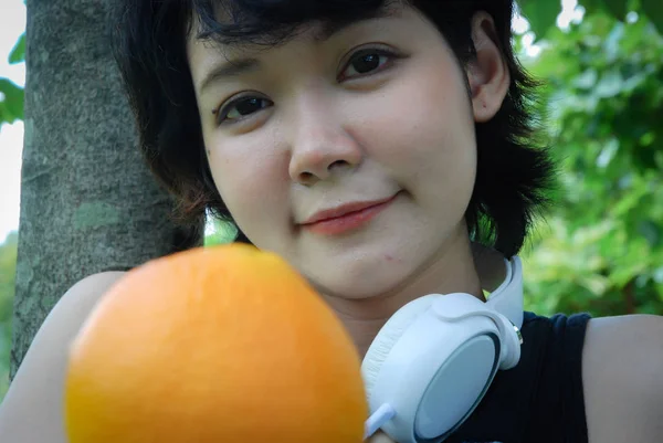 Hermosa Mujer Deporte Celebración Frutas Naranja Para Concepto Comida Saludable — Foto de Stock