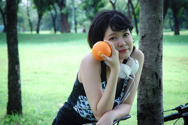 美丽的女性运动持有橙色水果健康食品概念 — 图库照片