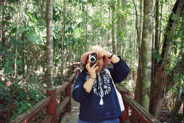 Mulher Bonita Tirar Foto Natureza Tailândia — Fotografia de Stock
