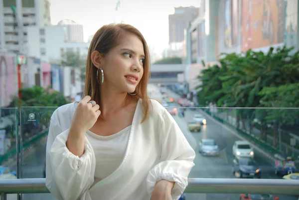 Hermosa Mujer Sonrisa Retrato Viajar Por Ciudad — Foto de Stock