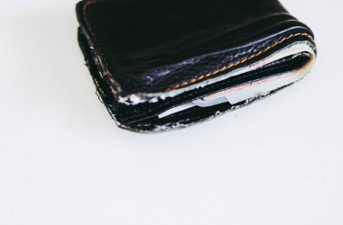 Beyaz bir masada yakın çekim eski çanta.