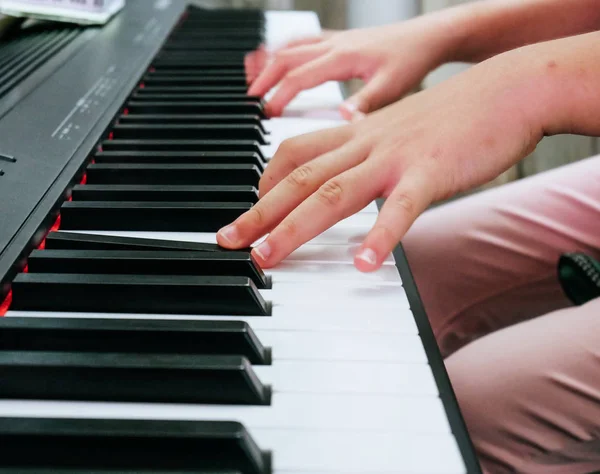 Primo Piano Finger Suonare Tastiera Del Pianoforte — Foto Stock