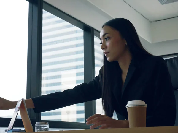 Mujer Negocios Trabajando Gestionar Documento Escritorio — Foto de Stock