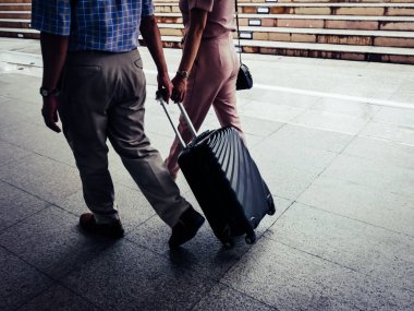 yürüyen sokakta seyahat kıdemli çift drag bagaj