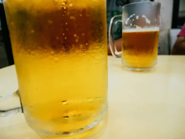 Cerveza Cerca Vaso Fresco Mesa — Foto de Stock