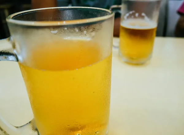 Gros Plan Bière Verre Frais Sur Table — Photo