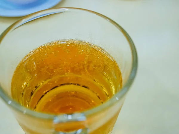 Großaufnahme Bierglas Auf Dem Tisch — Stockfoto