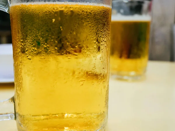 Gros Plan Bière Verre Frais Sur Table — Photo