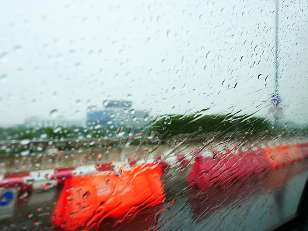 Zbliżenie Raindrops Przedniej Szybie Podczas Jazdy Drodze — Zdjęcie stockowe