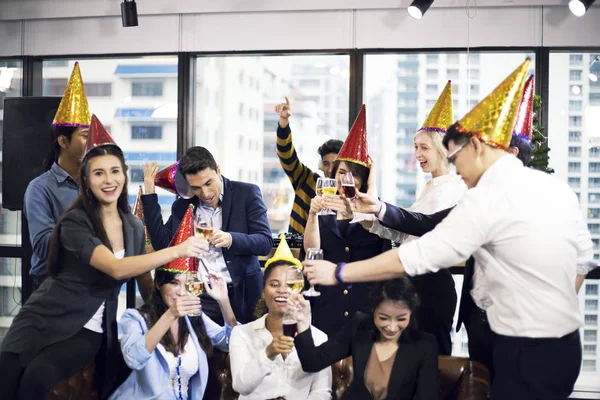 Pessoas Negócios Feliz Festa Ano Novo Nos Escritórios — Fotografia de Stock
