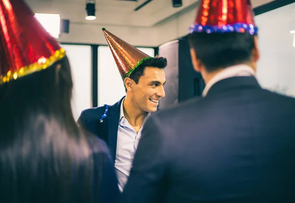 Ділова Людина Красива Щаслива Новорічна Вечірка Офісах — стокове фото