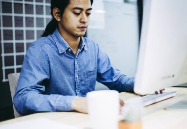 Ofiste masa başında çalışan iş adamını kapat.