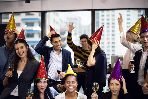 Close Sorridente Empresários Festa Ano Novo Escritório Celebrando Ano Novo — Fotografia de Stock