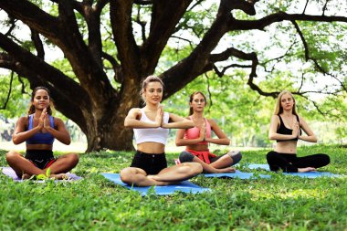 Mutluluk genç kadın arkadaşlık keyfi ve bahçe parkında yoga oynamak..
