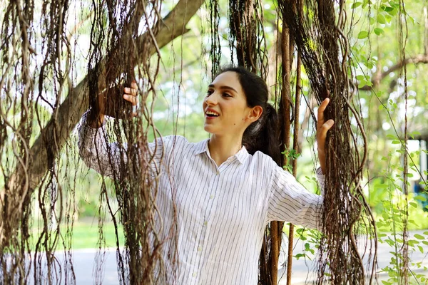 Sorriso Retrato Jovem Mulher Relaxamento Descansando Árvore Tronco Parque — Fotografia de Stock