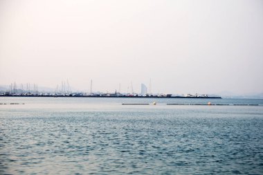 Pattaya, Tayland sahilinde güzel, yumuşak dalgalı su denizi.