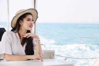 Mutluluk genç kadın seksi rahatlama ve yaz tatilinde teknede seyahat Pattaya, Tayland.