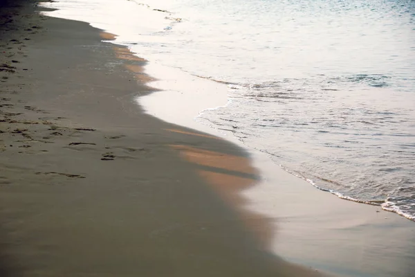 パタヤのビーチで美しい柔らかい波の水の海 — ストック写真